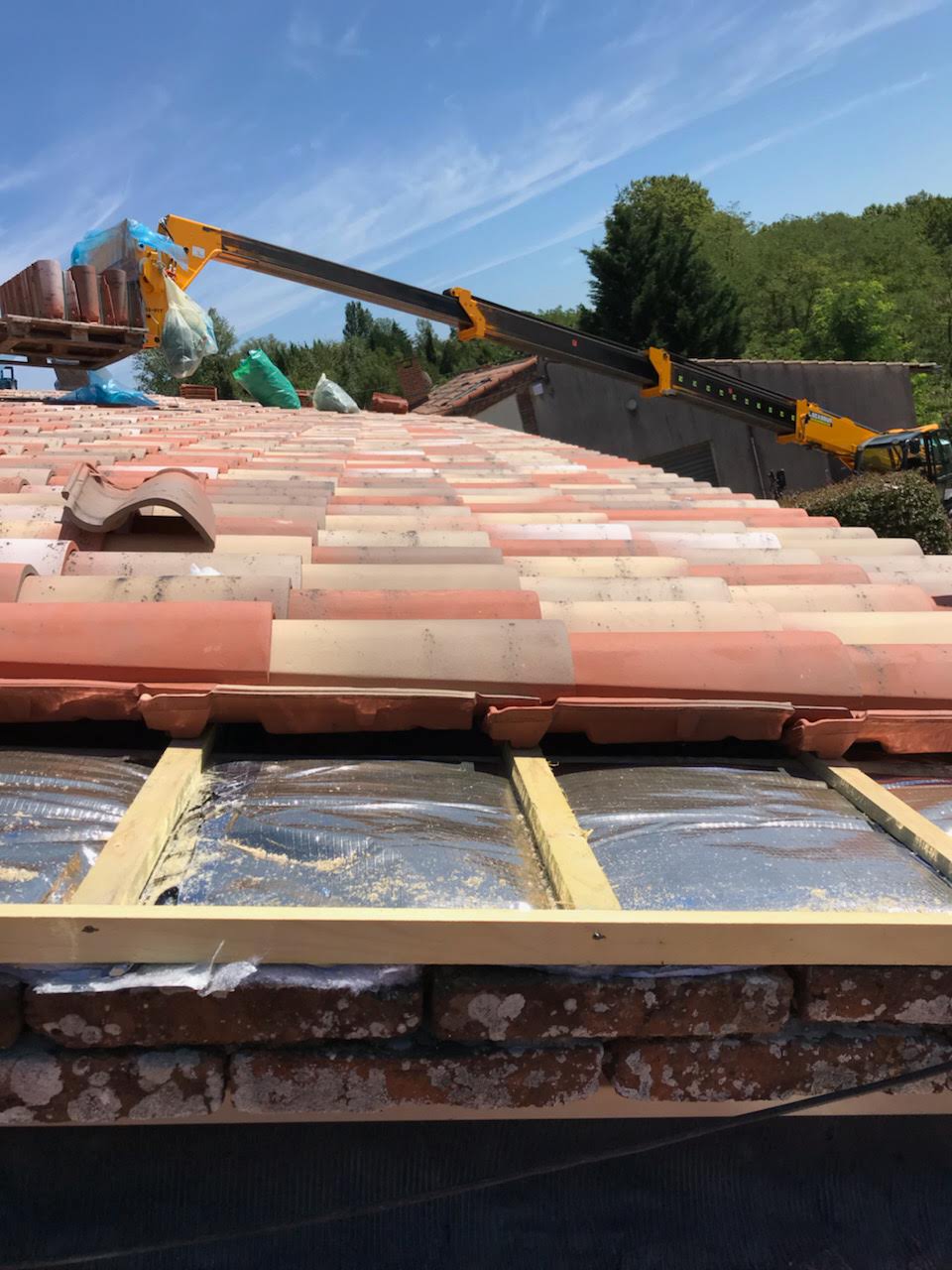 Carousselle de photo d'un chantier de d'isolation de toiture par sarking pour une lauragaise sur les hauteur de Toulouse