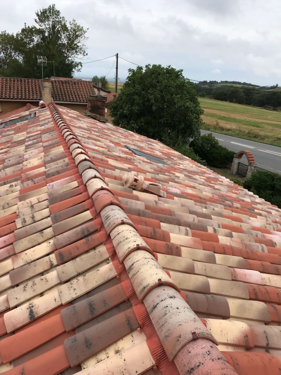 Carousselle de photo d'un chantier de d'isolation de toiture par sarking pour une lauragaise sur les hauteur de Toulouse