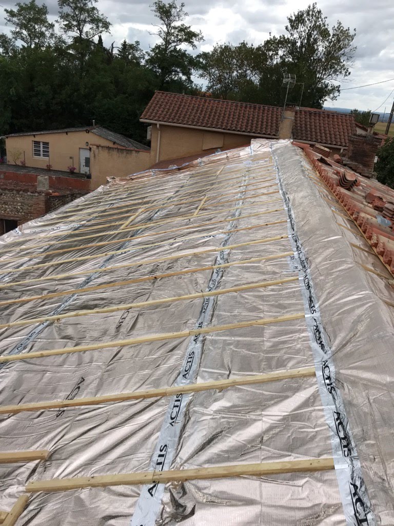 Carousselle de photo d'un chantier de d'isolation de toiture par sarking pour une lauragaise sur les hauteur de Toulouse