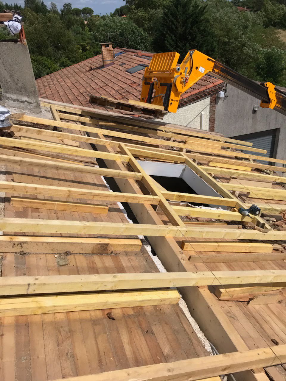 Carousselle de photo d'un chantier de d'isolation de toiture par sarking pour une lauragaise sur les hauteur de Toulouse