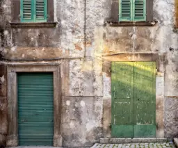 Photos illustrant une maison en mauvais état faute d'entretien par l'usufruitier