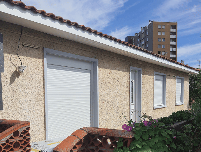 Photos de la pose d’isolation par l’extérieur en polystyrène graphité pour un pavillon Toulousain