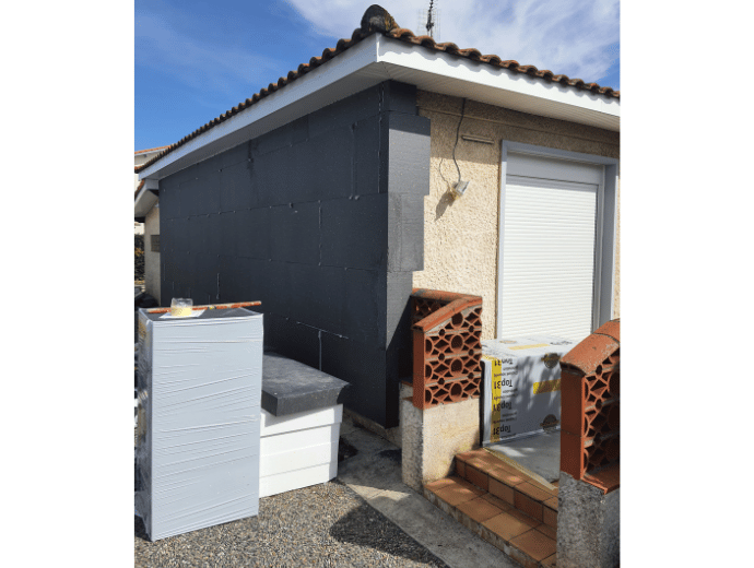 Photos de la pose d’isolation par l’extérieur en polystyrène graphité pour un pavillon Toulousain