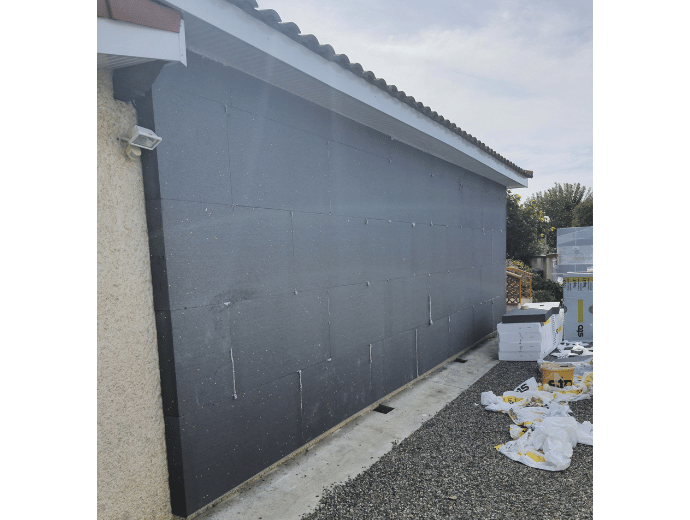 Photos de la pose d’isolation par l’extérieur en polystyrène graphité pour un pavillon Toulousain