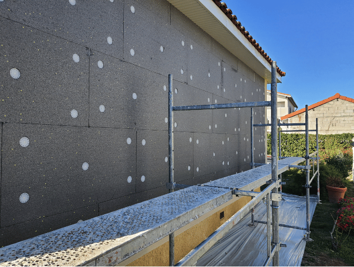 Photos de la pose d’isolation par l’extérieur en polystyrène graphité pour un pavillon Toulousain