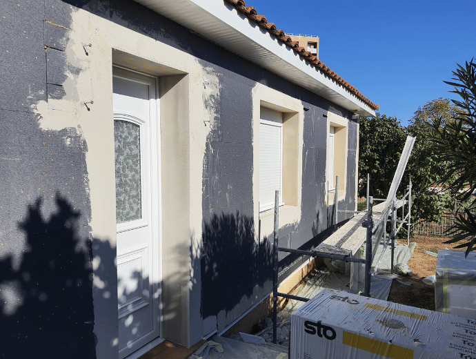 Photos de la pose d’isolation par l’extérieur en polystyrène graphité pour un pavillon Toulousain