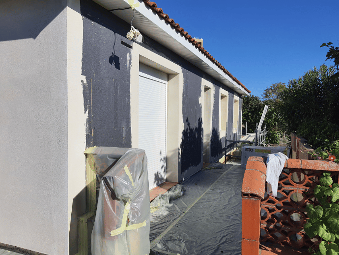 Photos de la pose d’isolation par l’extérieur en polystyrène graphité pour un pavillon Toulousain