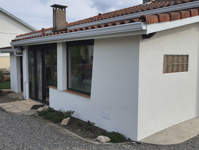 Photos de la pose d’isolation par l’extérieur en polystyrène graphité pour un pavillon Toulousain